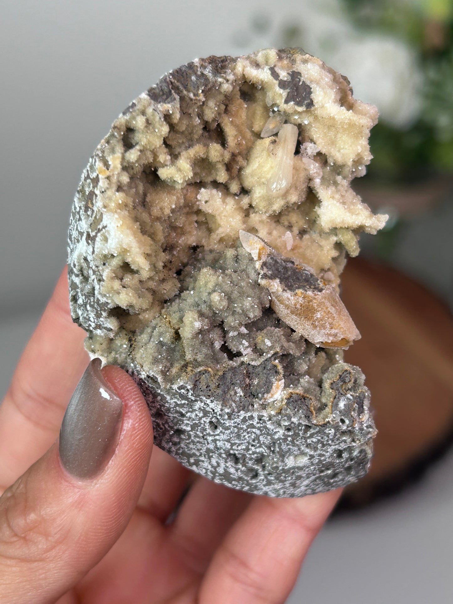 Dog Tooth Calcite with heulandite & chalcedony 22