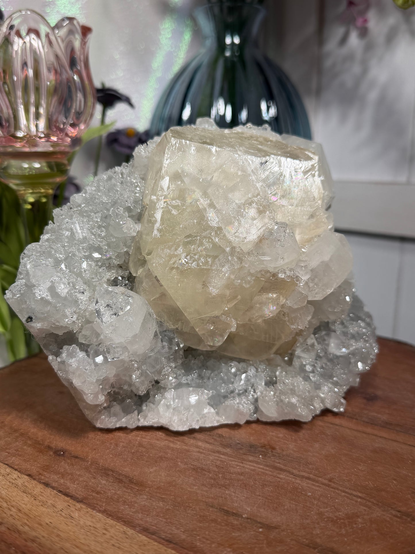 Optical calcite on diamond apophyllite