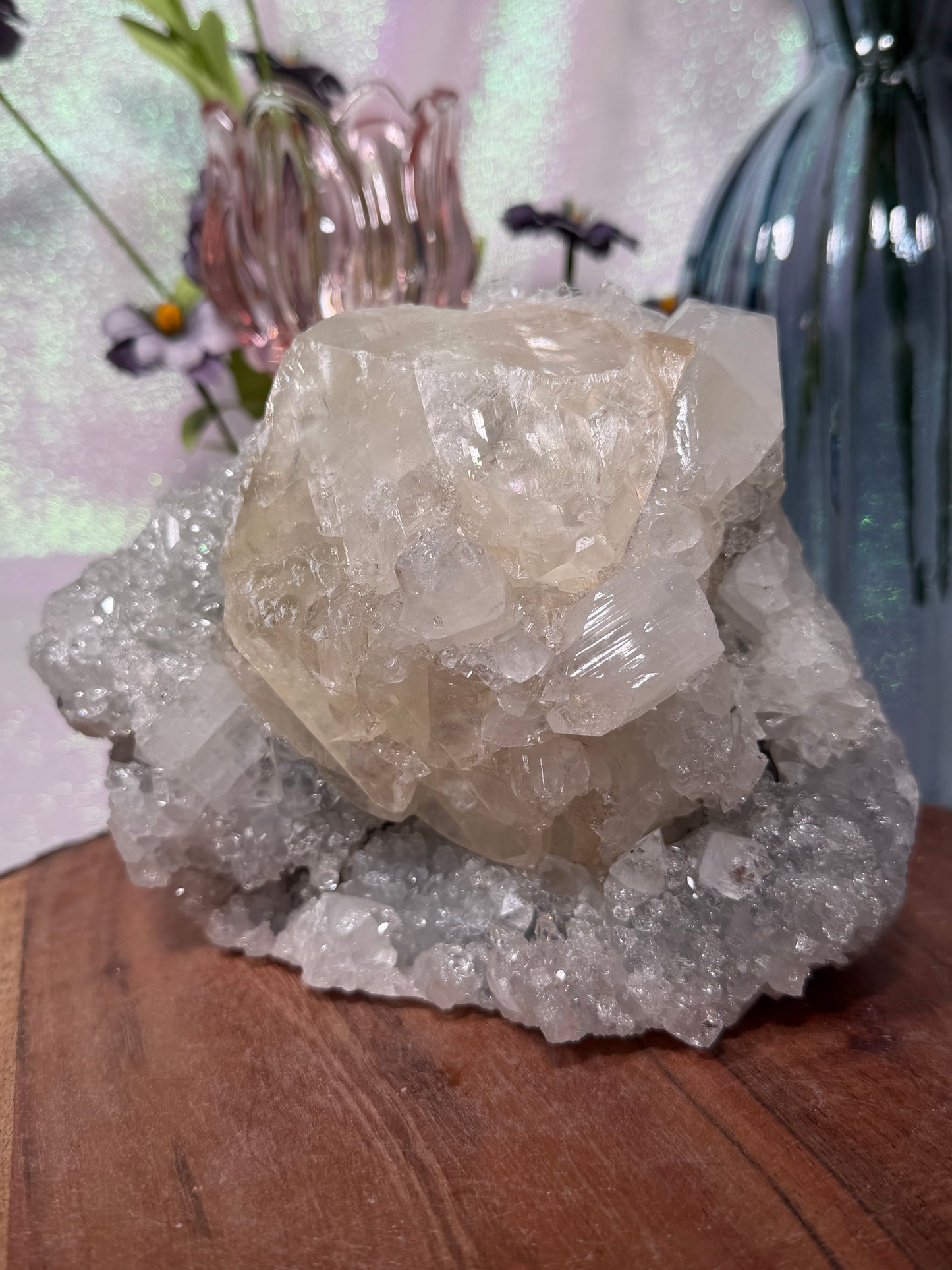 Optical calcite on diamond apophyllite