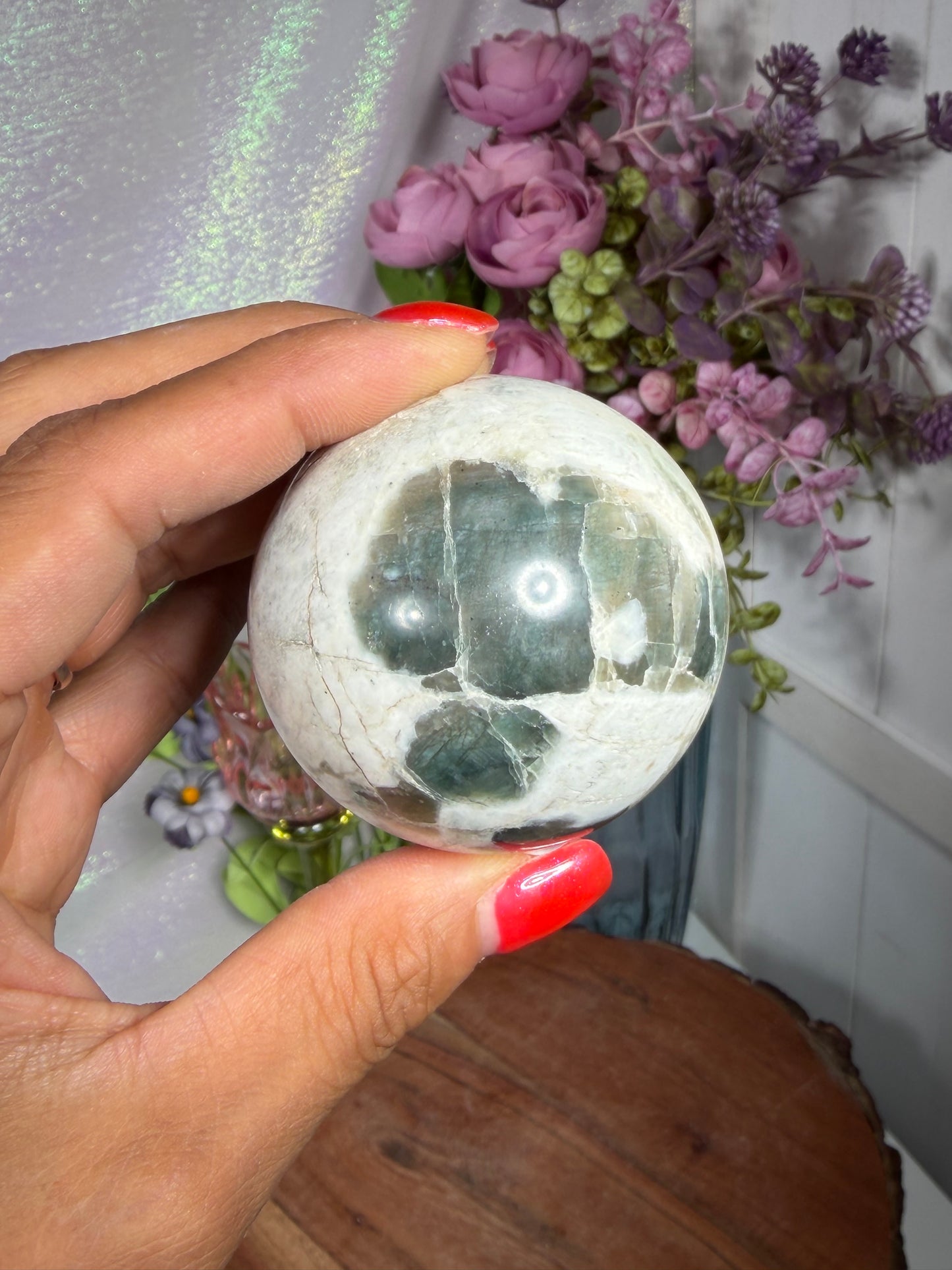'Cat eyes' polarity moonstone sphere