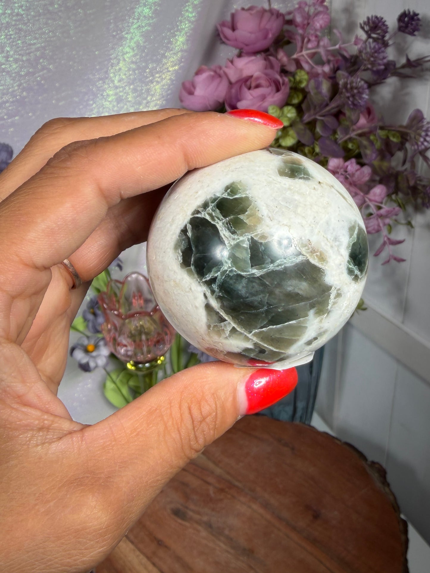 'Cat eyes' polarity moonstone sphere