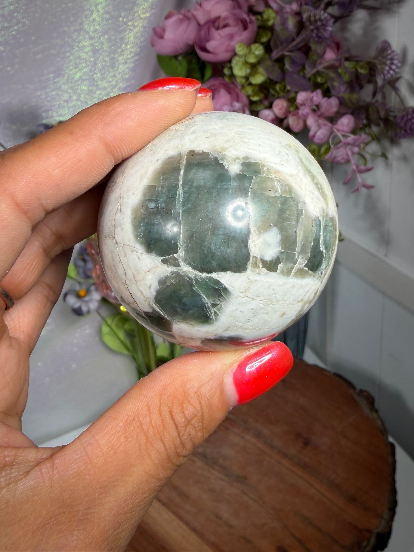 'Cat eyes' polarity moonstone sphere