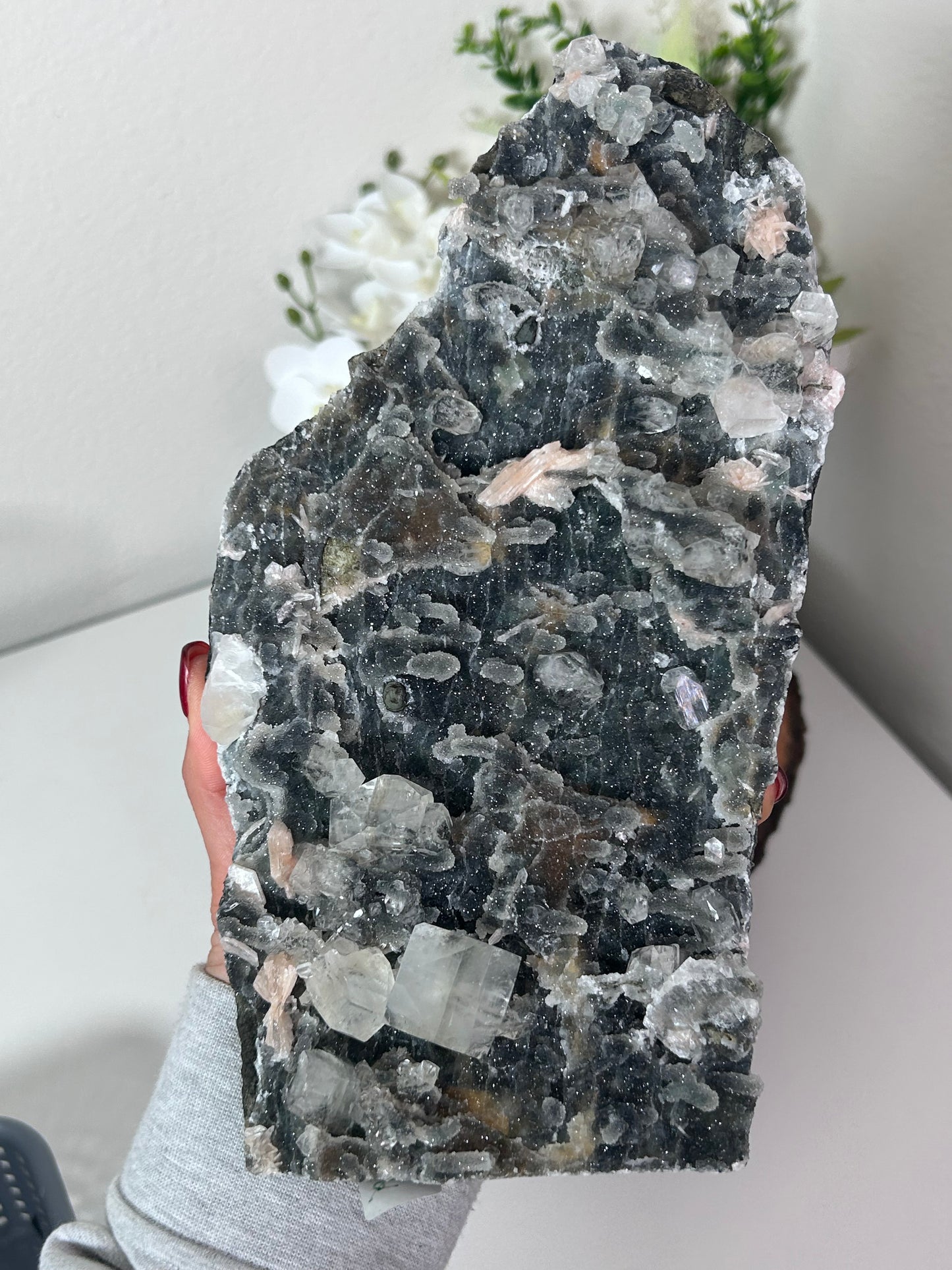 Black Chalcedony with Stilbite and Diamond Apophyllite **doesn't stand