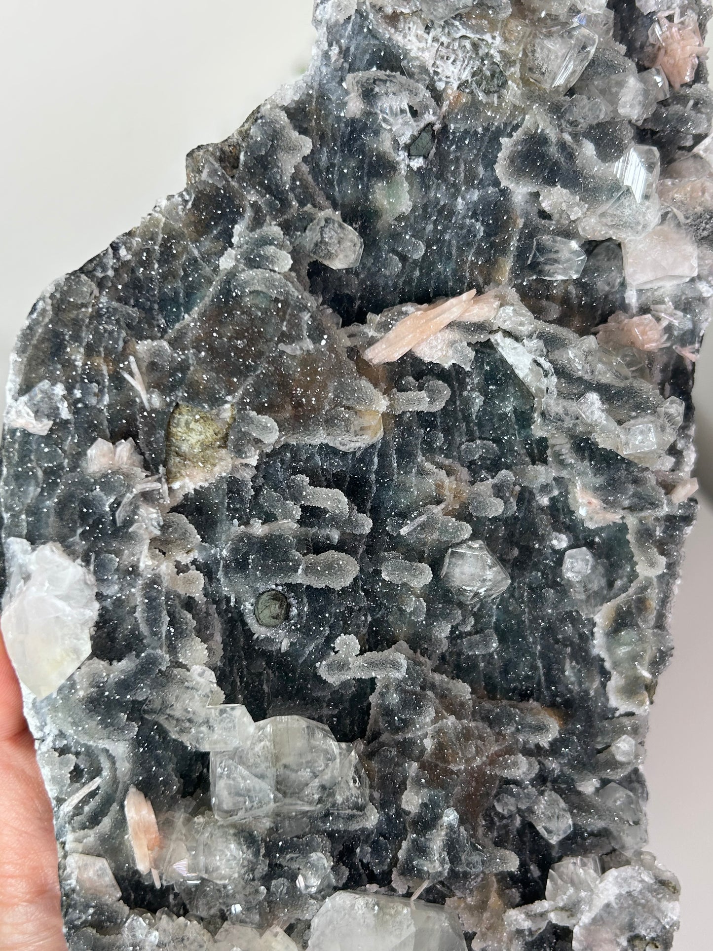 Black Chalcedony with Stilbite and Diamond Apophyllite **doesn't stand