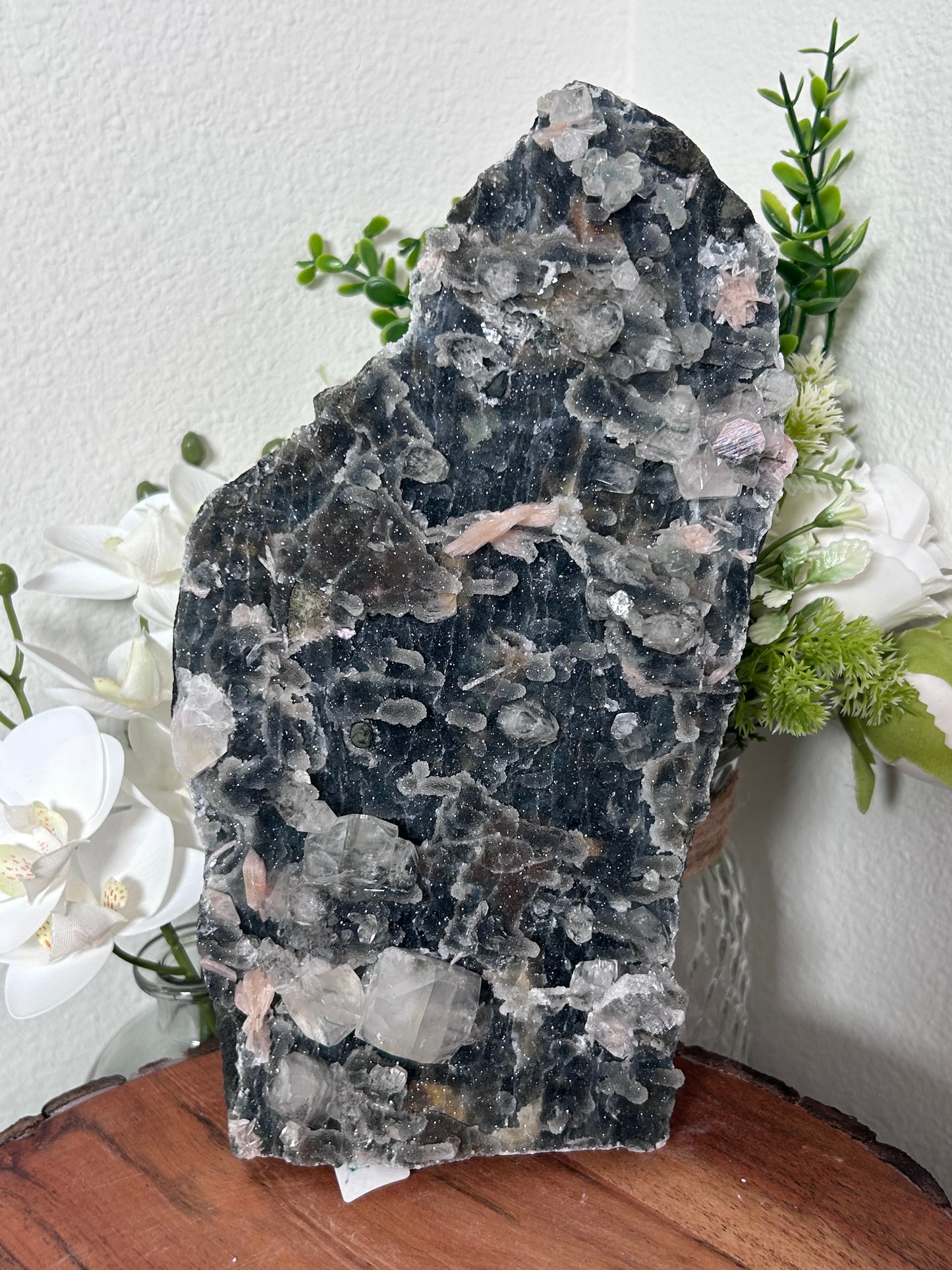 Black Chalcedony with Stilbite and Diamond Apophyllite **doesn't stand