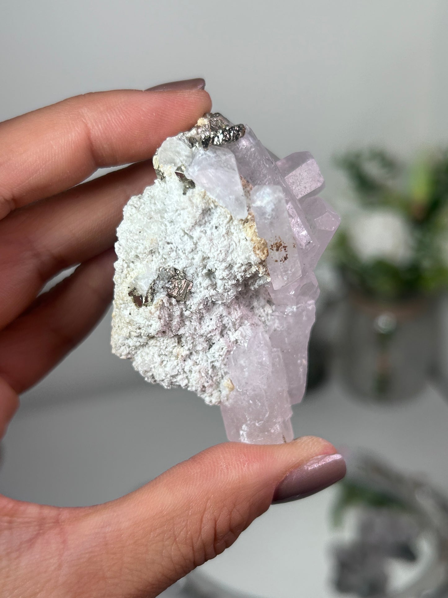 UV Reactive Calcite with Pyrite 33